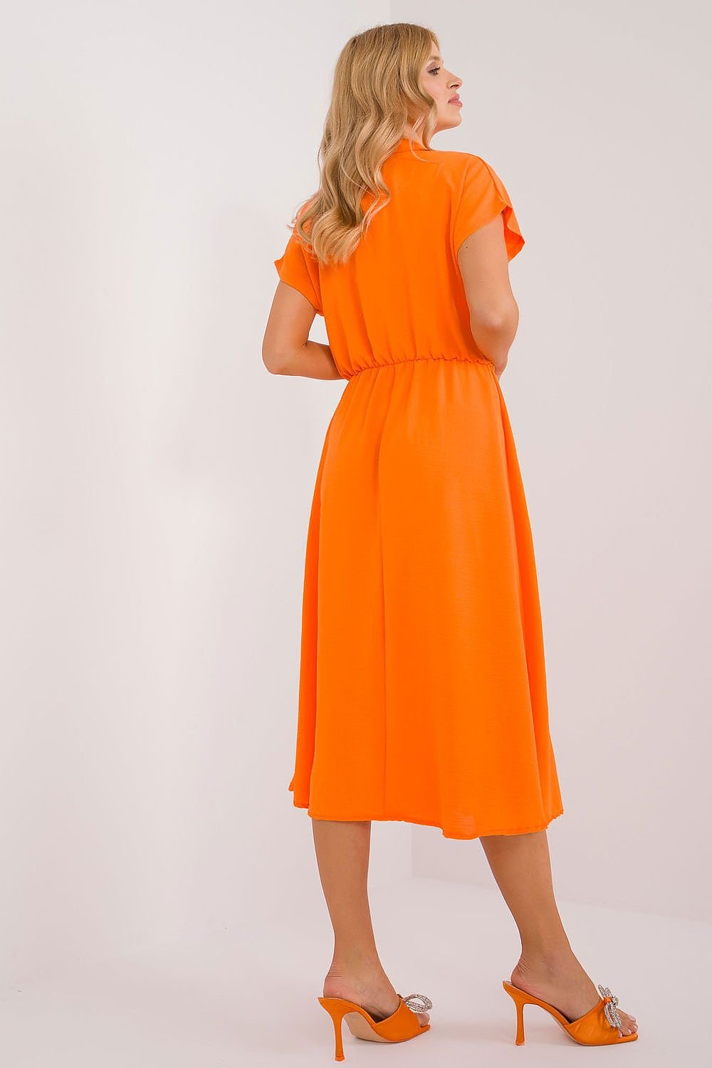 A versatile flared midi summer dress with short sleeves, a collar, button closure to the waist, and practical breast pockets with buttoned patches, combining comfort and timeless elegance.






