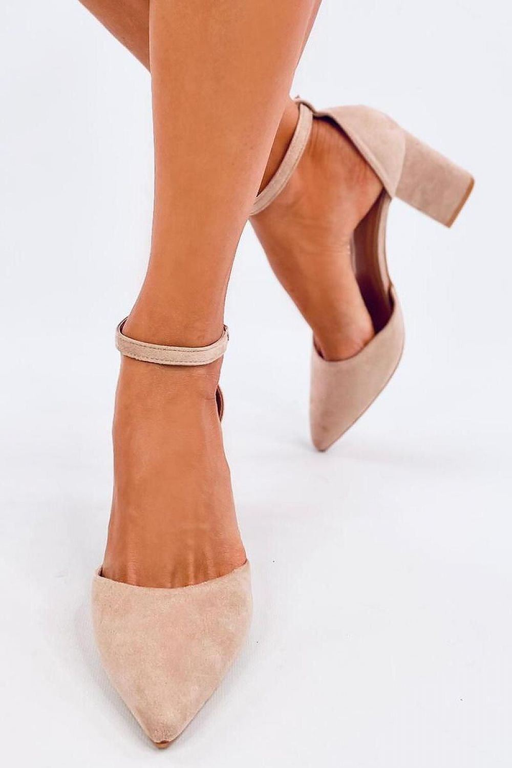 Beige Wildlederpumps für Damen mit verstellbarem Fesselriemchen und 8 cm Absatz Ökologisches Wildleder