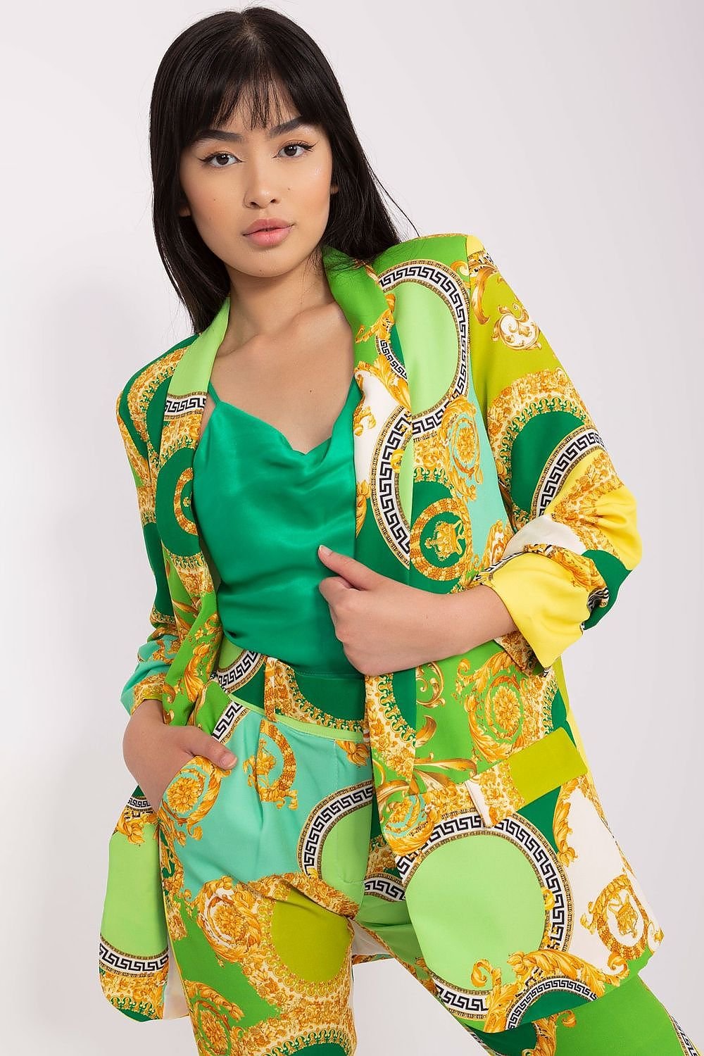 A stylish unbuttoned blazer featuring a colorful print, designed for versatility across seasons. With 3/4 sleeves, a standard length, and a lined interior with shoulder pads, this blazer offers both elegance and comfort. Ideal for various occasions, from everyday wear to special events, it pairs well with both pants and skirts, making it a perfect addition to any wardrobe.