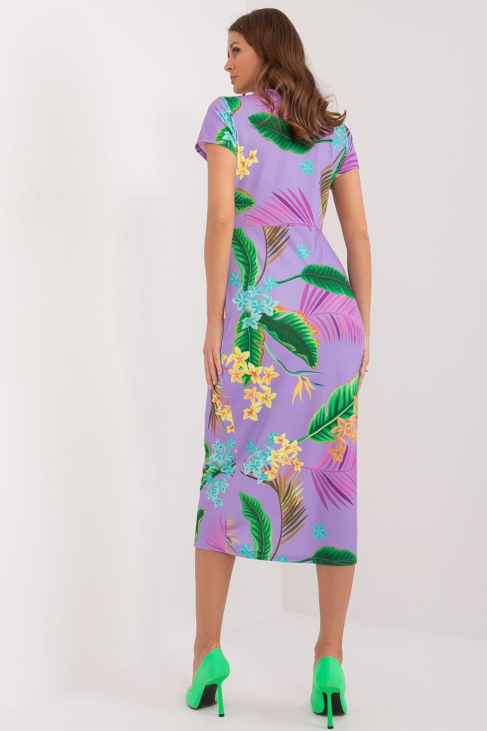 This vibrant pencil midi dress combines a bold, colorful print with an elegant cut, perfect for adding energy and charm to everyday styling. The striking front crease adds a subtle touch of femininity, while concealing imperfections. The heart neckline and short sleeves highlight the delicacy of the silhouette, enhancing the dress's elegance. The midi length offers versatility, suitable for both casual and formal occasions. 