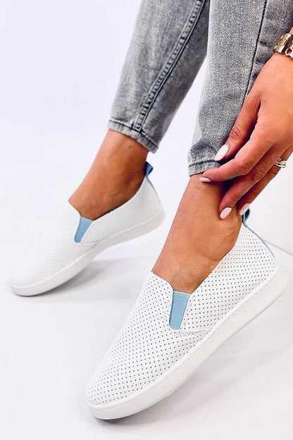 Durchbrochene Slip-On-Sneakers für Damen mit kontrastierenden Accessoires und perforierter Bio-Lederstruktur