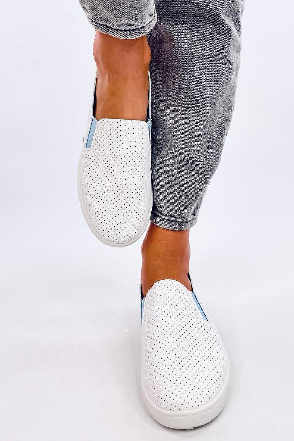 Durchbrochene Slip-On-Sneakers für Damen mit kontrastierenden Accessoires und perforierter Bio-Lederstruktur