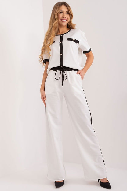 Women's high-waisted pants made from smooth cotton material, featuring contrasting inserts on the sides, a contrasting belt, and slip-in side pockets for practicality. The adjustable waist tie ensures a perfect fit, while the straight-leg design adds versatility for various occasions. Perfect for everyday wear or more elegant outfits.






