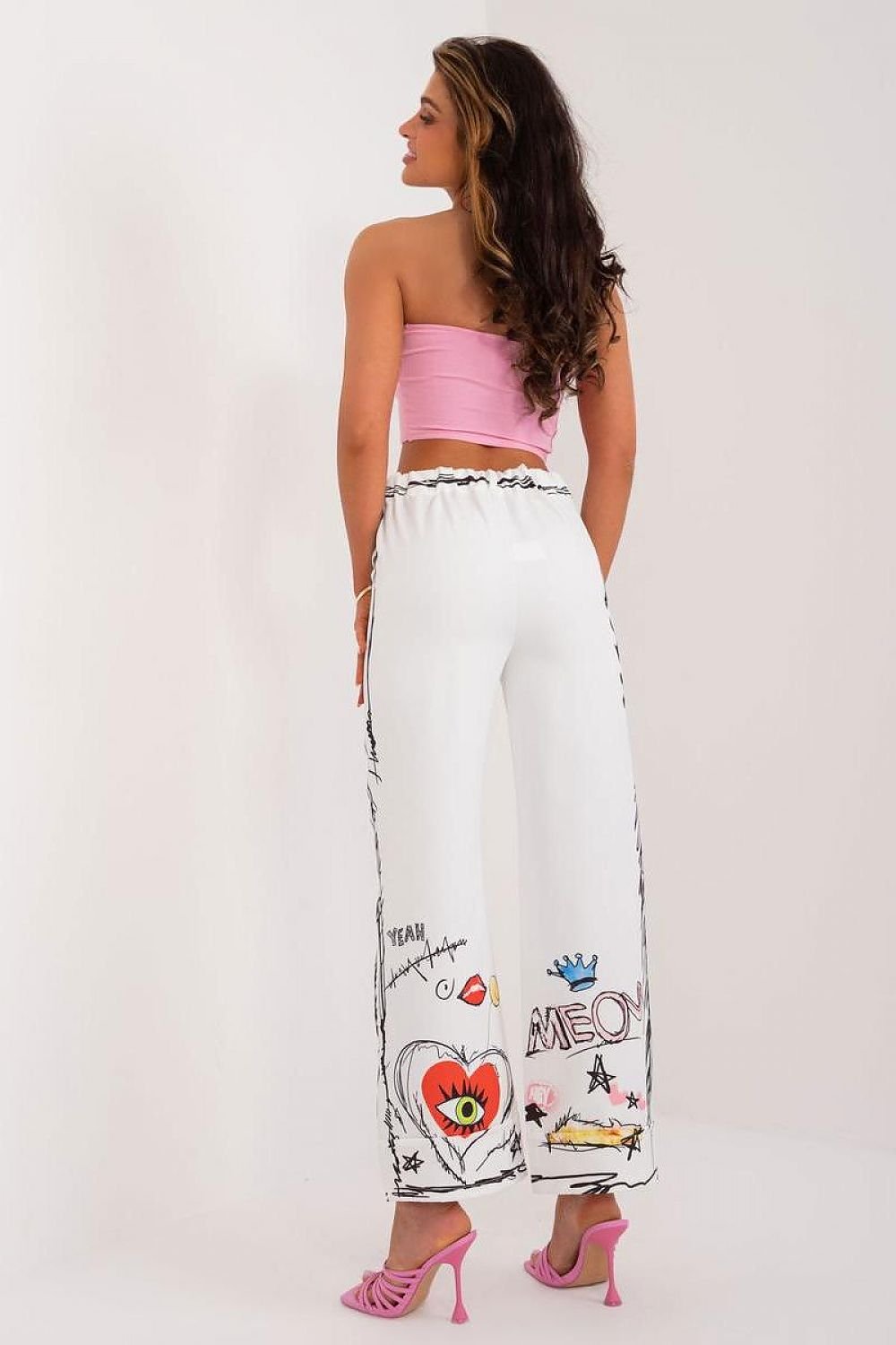 Comfortable polyester pants featuring a high waistband with elastic for a perfect fit, wide legs for freedom of movement, and discreet side pockets. The vibrant print adds energy and style, making them perfect for casual outings and everyday adventures.






