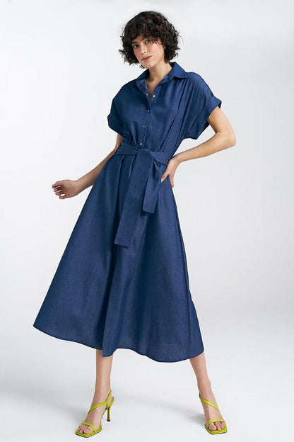 Robe mi-longue en jean avec col en V, manches kimono et ceinture à nouer