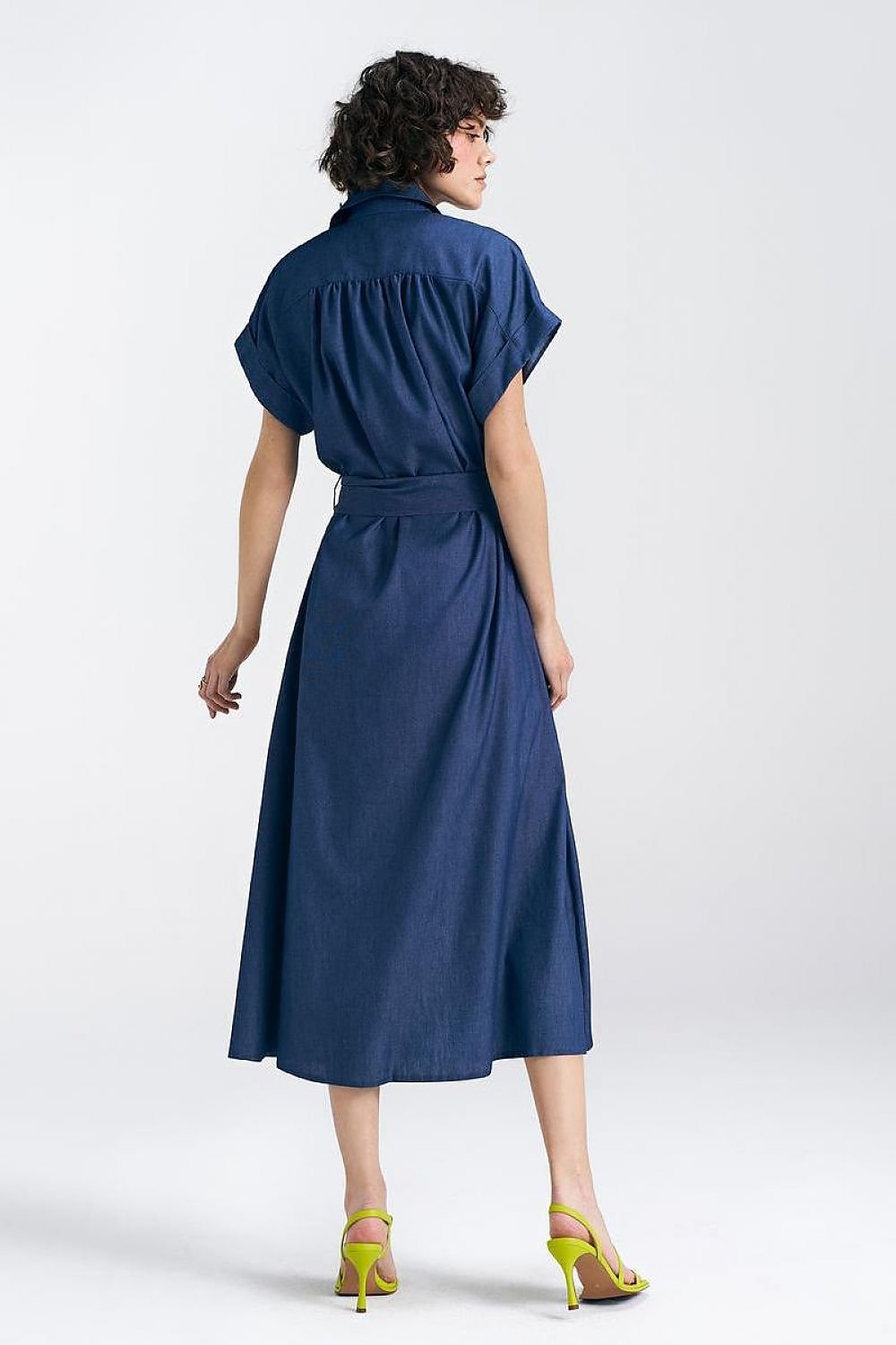 Robe mi-longue en jean avec col en V, manches kimono et ceinture à nouer