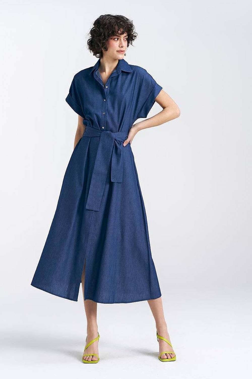 Robe mi-longue en jean avec col en V, manches kimono et ceinture à nouer