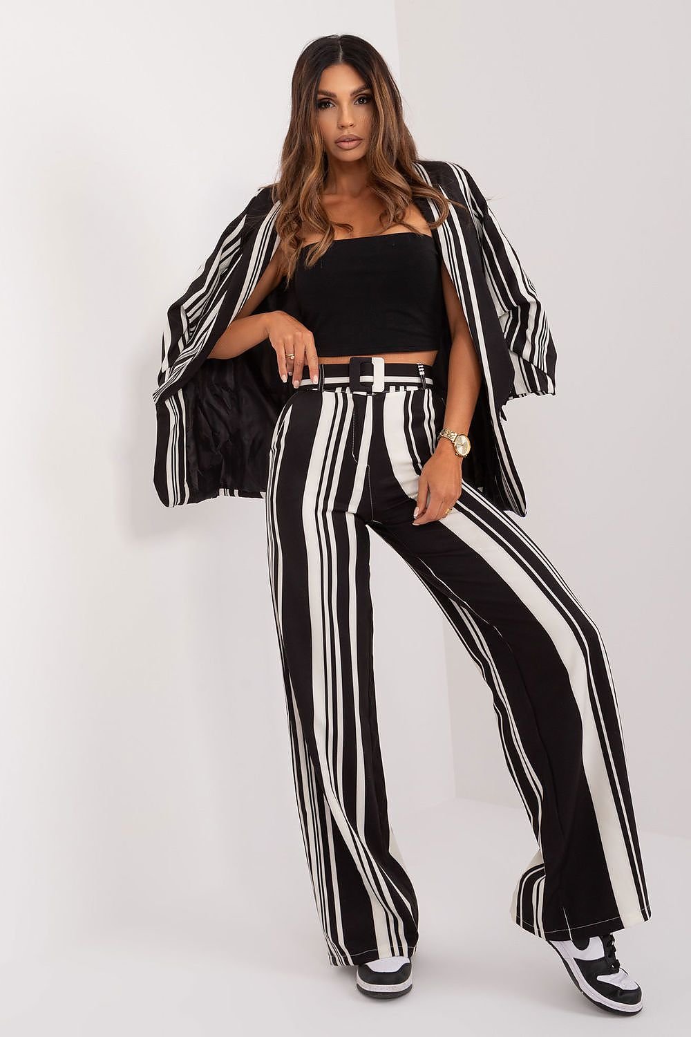 Elegant striped wide-leg pants with a high waist, button and zipper closure, and discreet slip pockets. Made from high-quality polyester for durability and a wrinkle-resistant finish, these pants offer both comfort and sophistication for various occasions. Perfect for both casual and formal settings.






