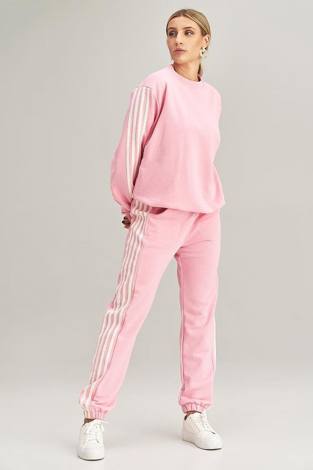 A stylish tracksuit set featuring a loose, pullover sweatshirt with long sleeves and a round neckline, paired with elastic-waist sweatpants. Both pieces are accented with contrasting stripes on the sleeves and pant legs. Designed as one size, suitable for individuals wearing sizes S or M, this set combines comfort and sporty style for everyday wear.






