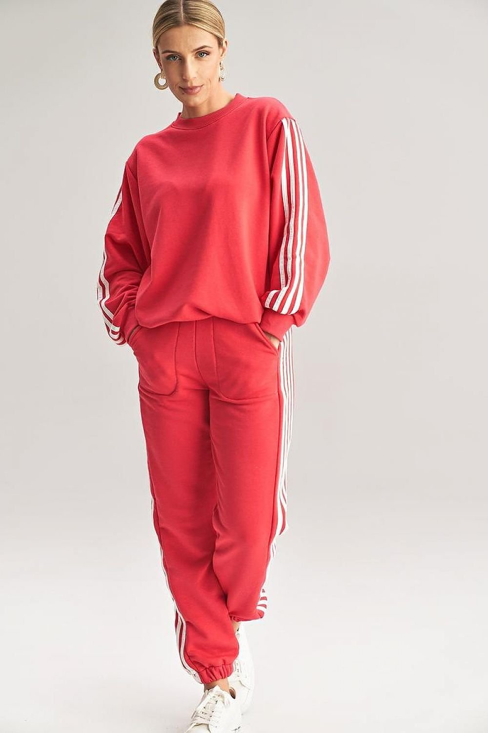 A stylish tracksuit set featuring a loose, pullover sweatshirt with long sleeves and a round neckline, paired with elastic-waist sweatpants. Both pieces are accented with contrasting stripes on the sleeves and pant legs. Designed as one size, suitable for individuals wearing sizes S or M, this set combines comfort and sporty style for everyday wear.






