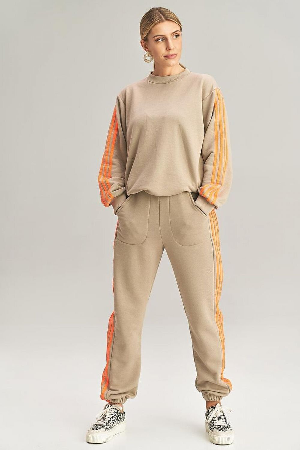 A stylish tracksuit set featuring a loose, pullover sweatshirt with long sleeves and a round neckline, paired with elastic-waist sweatpants. Both pieces are accented with contrasting stripes on the sleeves and pant legs. Designed as one size, suitable for individuals wearing sizes S or M, this set combines comfort and sporty style for everyday wear.






