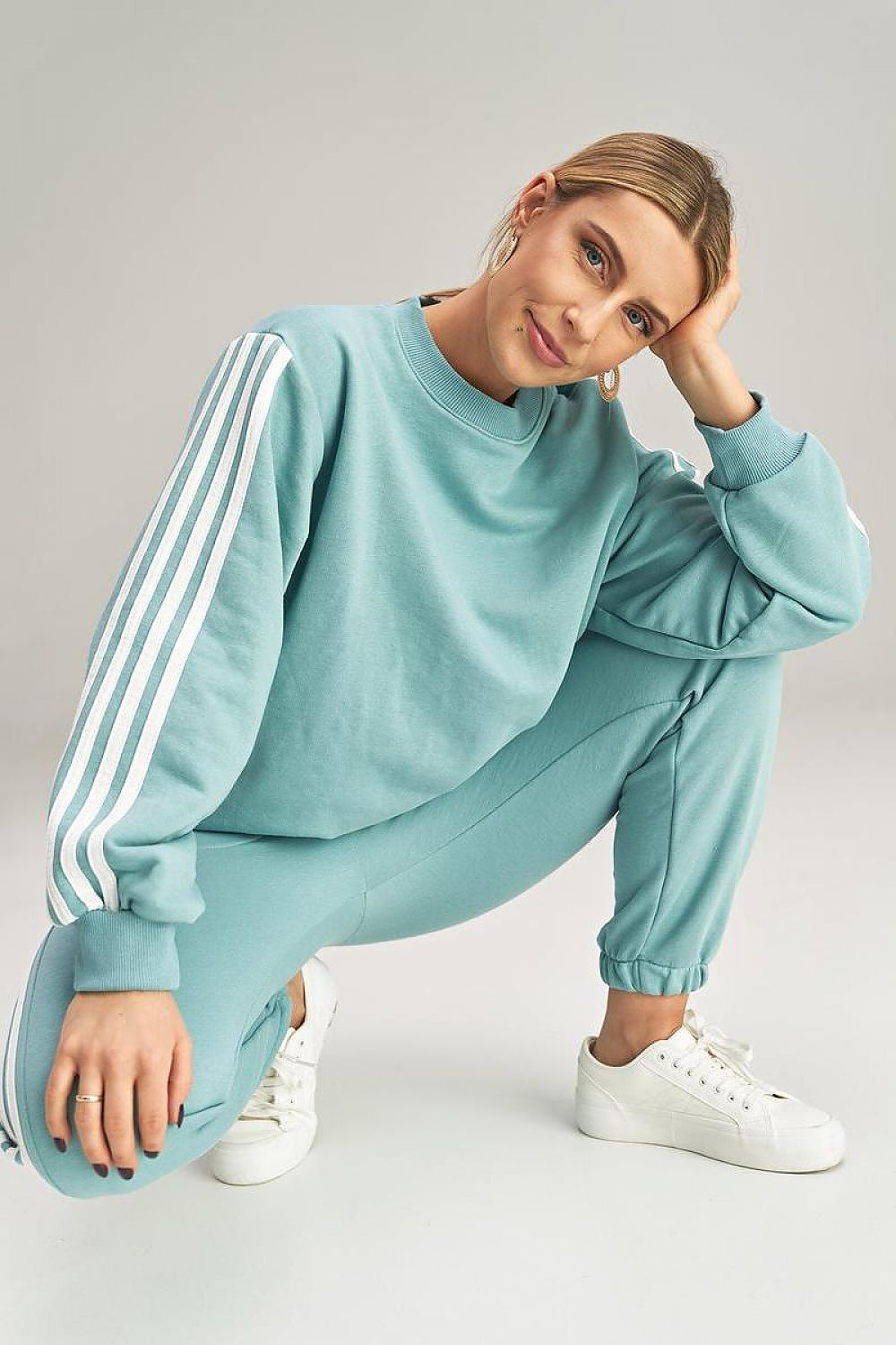 A stylish tracksuit set featuring a loose, pullover sweatshirt with long sleeves and a round neckline, paired with elastic-waist sweatpants. Both pieces are accented with contrasting stripes on the sleeves and pant legs. Designed as one size, suitable for individuals wearing sizes S or M, this set combines comfort and sporty style for everyday wear.






