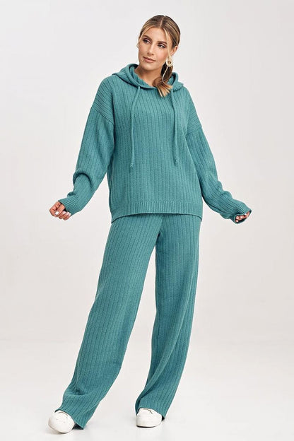 A cozy knitted set featuring a hooded sweatshirt with long sleeves and matching wide-leg pants. The pants have an elastic waistband for a comfortable and relaxed fit, making this set ideal for casual and stylish wear.






