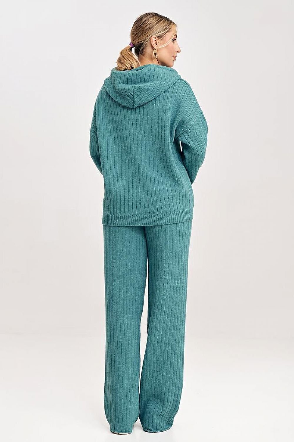 A cozy knitted set featuring a hooded sweatshirt with long sleeves and matching wide-leg pants. The pants have an elastic waistband for a comfortable and relaxed fit, making this set ideal for casual and stylish wear.






