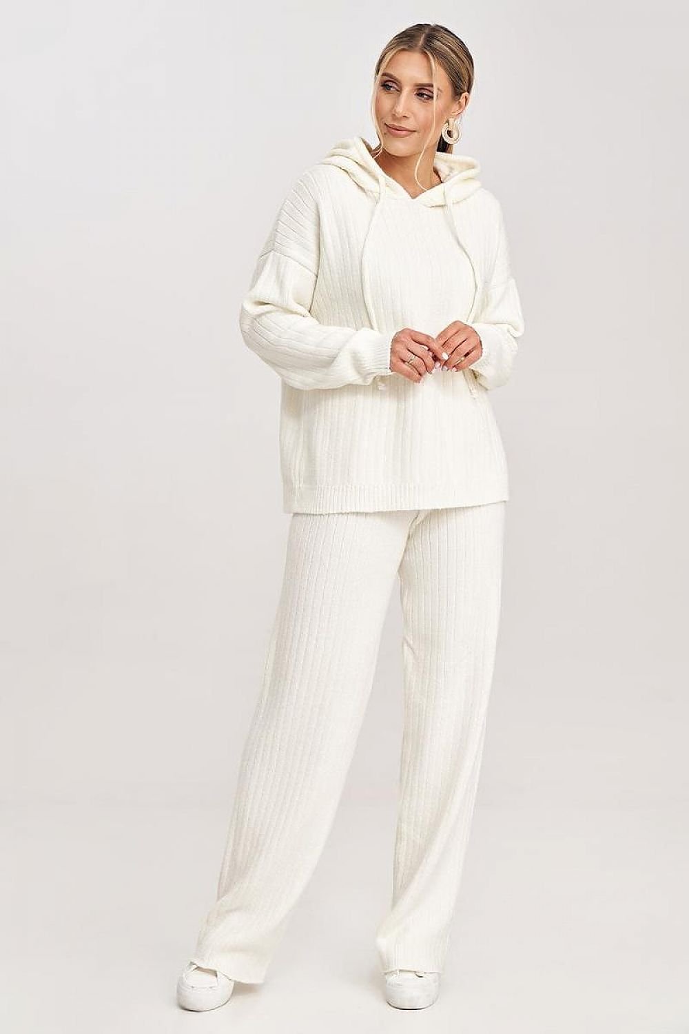 A cozy knitted set featuring a hooded sweatshirt with long sleeves and matching wide-leg pants. The pants have an elastic waistband for a comfortable and relaxed fit, making this set ideal for casual and stylish wear.






