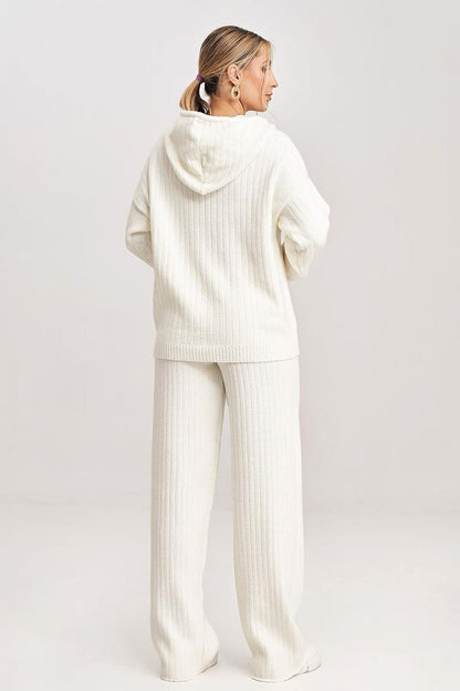 A cozy knitted set featuring a hooded sweatshirt with long sleeves and matching wide-leg pants. The pants have an elastic waistband for a comfortable and relaxed fit, making this set ideal for casual and stylish wear.






