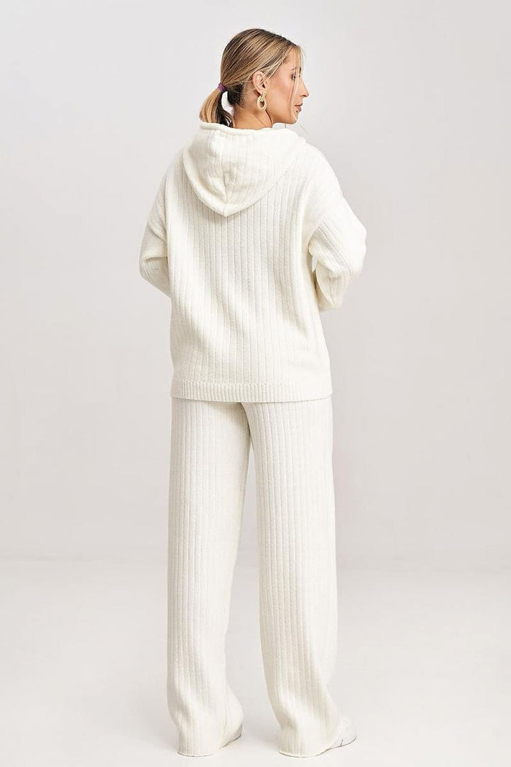 A cozy knitted set featuring a hooded sweatshirt with long sleeves and matching wide-leg pants. The pants have an elastic waistband for a comfortable and relaxed fit, making this set ideal for casual and stylish wear.






