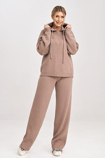 A cozy knitted set featuring a hooded sweatshirt with long sleeves and matching wide-leg pants. The pants have an elastic waistband for a comfortable and relaxed fit, making this set ideal for casual and stylish wear.






