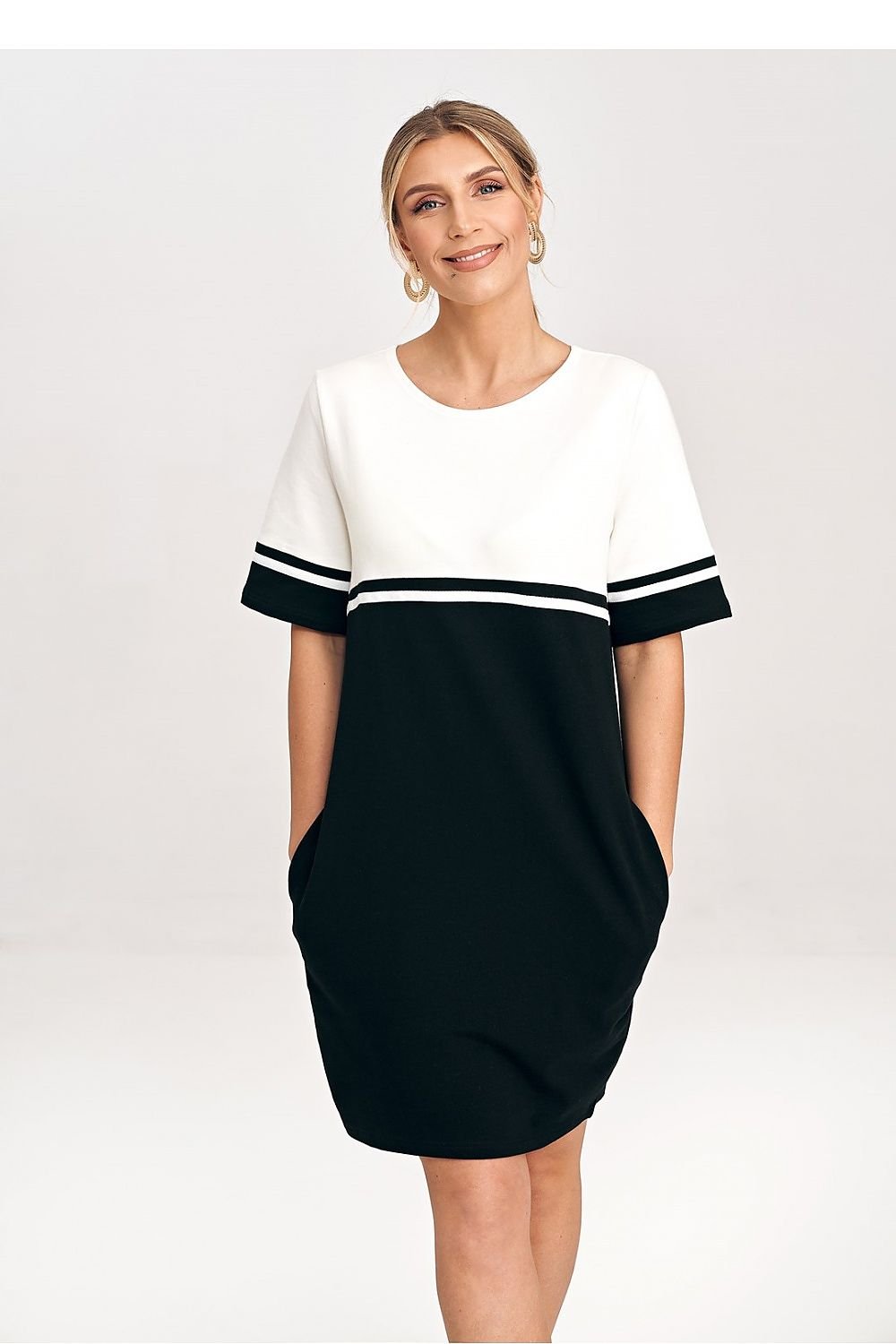 A comfortable cotton mini dress with short sleeves, a two-tone design, a belt at the waist, and side-seam pockets, perfect for work and everyday wear.






