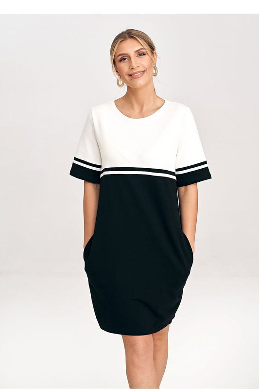 A comfortable cotton mini dress with short sleeves, a two-tone design, a belt at the waist, and side-seam pockets, perfect for work and everyday wear.






