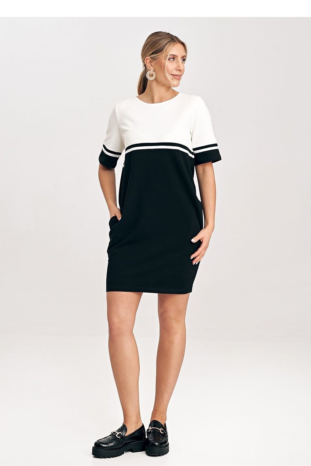 A comfortable cotton mini dress with short sleeves, a two-tone design, a belt at the waist, and side-seam pockets, perfect for work and everyday wear.






