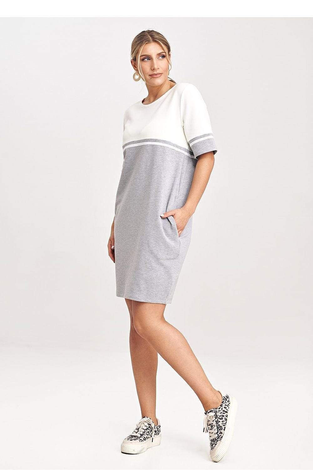 A comfortable cotton mini dress with short sleeves, a two-tone design, a belt at the waist, and side-seam pockets, perfect for work and everyday wear.






