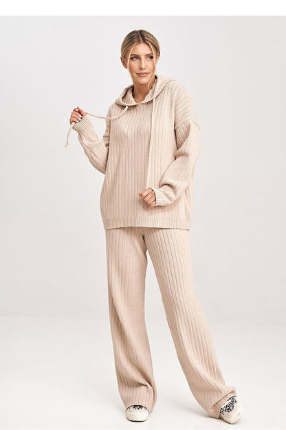 A cozy knitted set featuring a hooded sweatshirt with long sleeves and matching wide-leg pants. The pants have an elastic waistband for a comfortable and relaxed fit, making this set ideal for casual and stylish wear.






