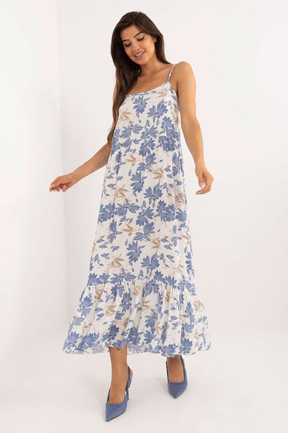 A strapless floral midi dress made of airy viscose, featuring a rectangular neckline, flared cut, and a ruffled hem, perfect for casual summer styling.






