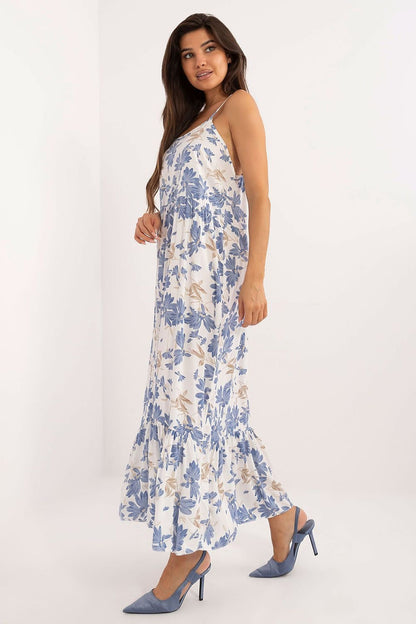 A strapless floral midi dress made of airy viscose, featuring a rectangular neckline, flared cut, and a ruffled hem, perfect for casual summer styling.






