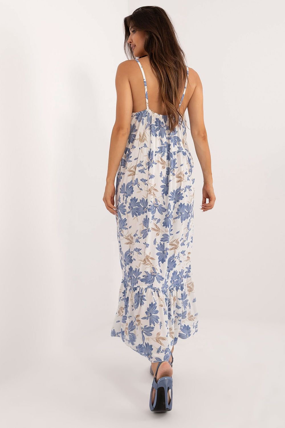 A strapless floral midi dress made of airy viscose, featuring a rectangular neckline, flared cut, and a ruffled hem, perfect for casual summer styling.






