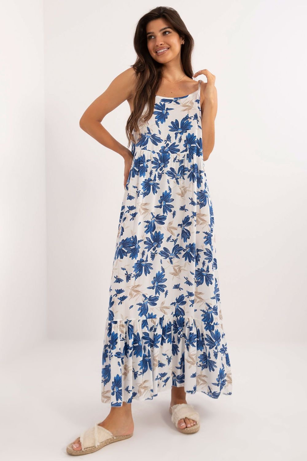 A strapless floral midi dress made of airy viscose, featuring a rectangular neckline, flared cut, and a ruffled hem, perfect for casual summer styling.






