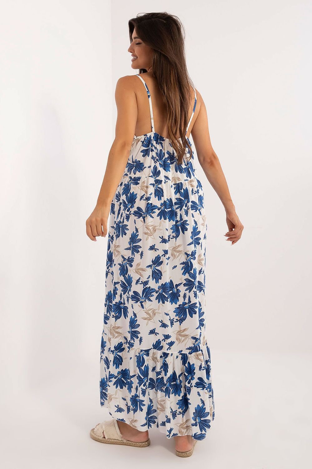 A strapless floral midi dress made of airy viscose, featuring a rectangular neckline, flared cut, and a ruffled hem, perfect for casual summer styling.






