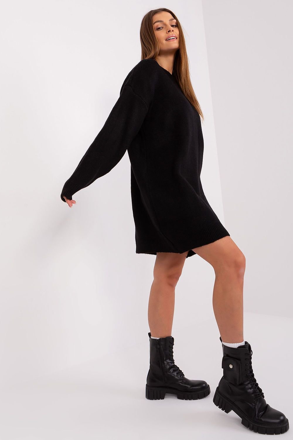 Versatile Knitted Mini Dress with Long Sleeves and Round Neckline