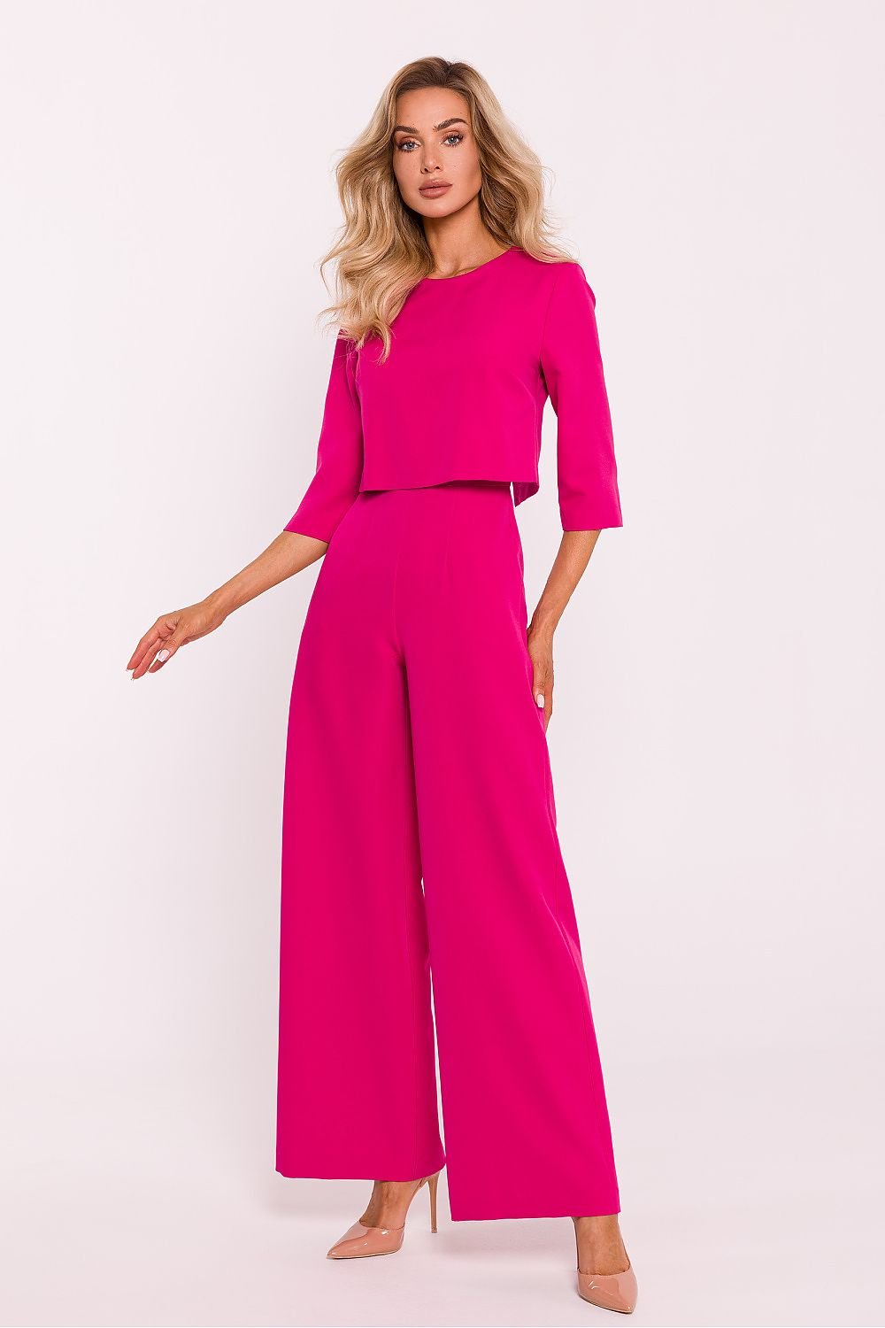 Stylish women's jumpsuit featuring wide legs, a double-layered top, short sleeves, a concealed back zipper, and practical side pockets for a blend of elegance and comfort.






