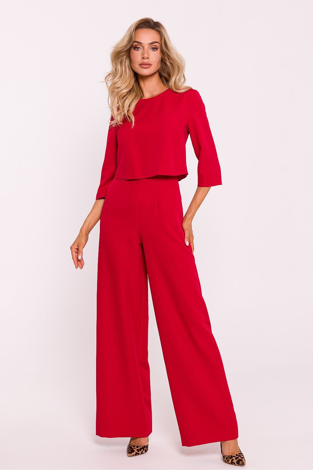 Stylish women's jumpsuit featuring wide legs, a double-layered top, short sleeves, a concealed back zipper, and practical side pockets for a blend of elegance and comfort.






