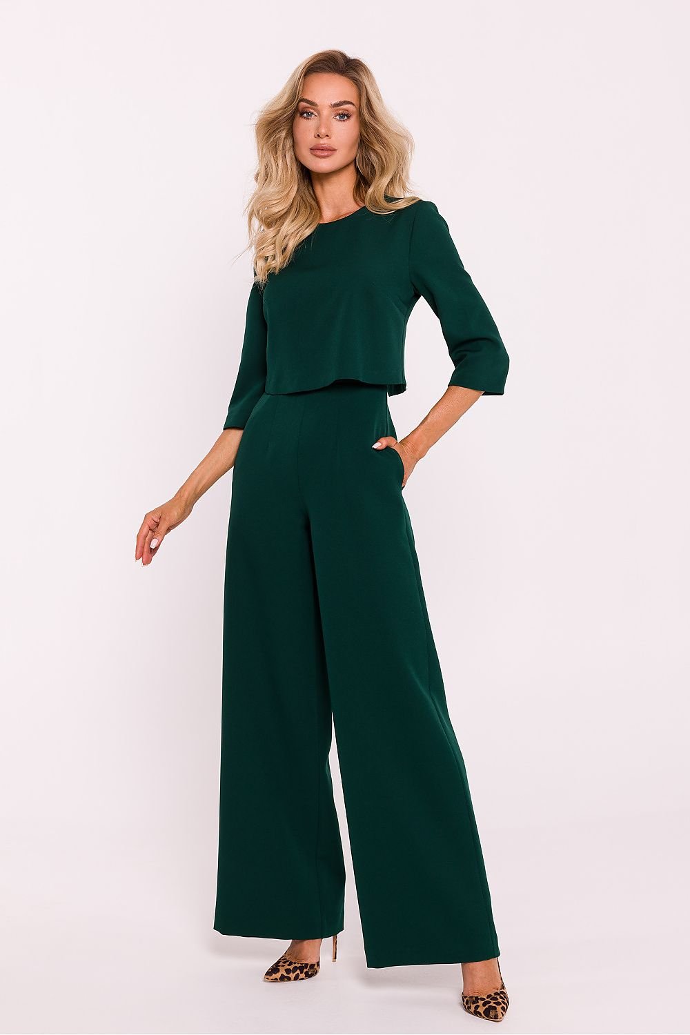 Stylish women's jumpsuit featuring wide legs, a double-layered top, short sleeves, a concealed back zipper, and practical side pockets for a blend of elegance and comfort.






