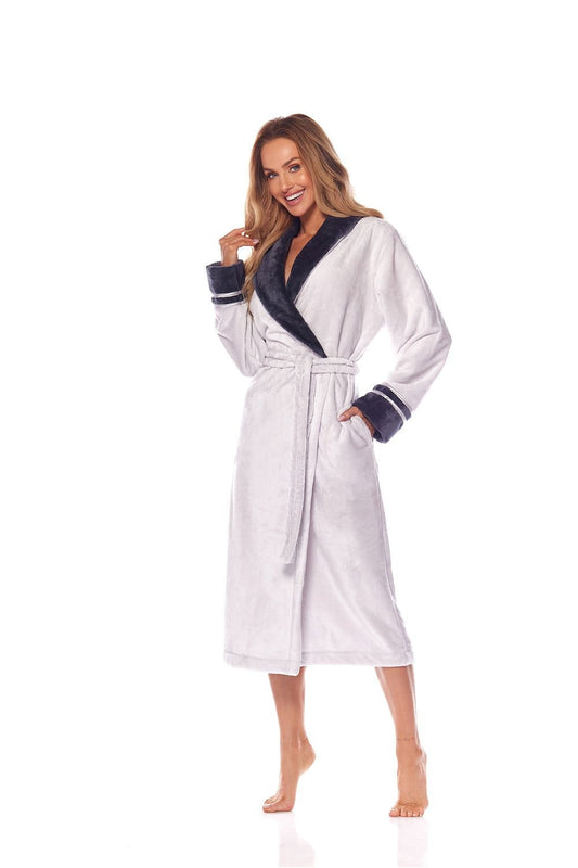 Elegant Women's Bathrobe with Sophisticated Piping