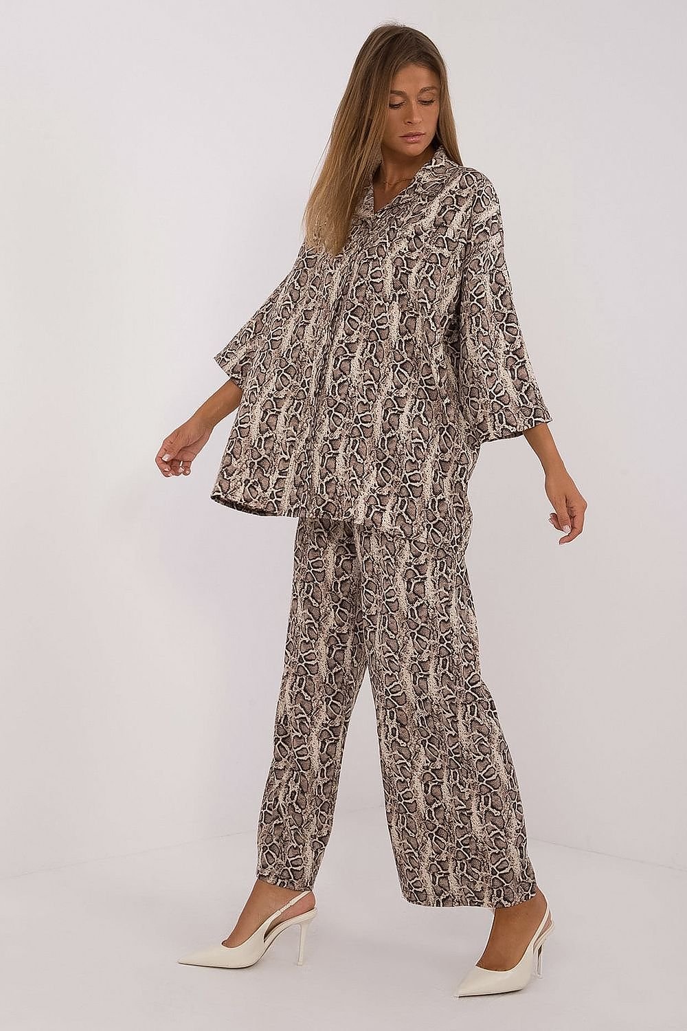 A casual shirt with 3/4 sleeves, buttoned and featuring a classic collar, paired with wide-legged pants with a high waist and animal print pattern, offering comfort and style for everyday occasions.