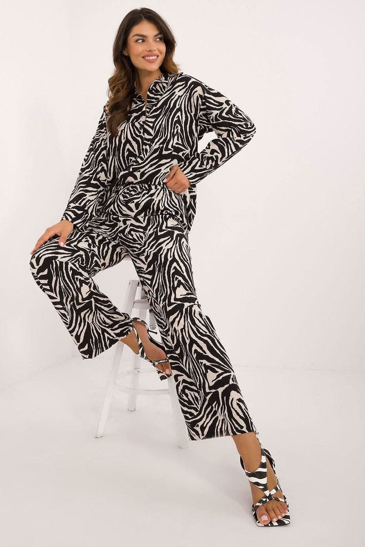 Women's Animal Motif Set with Button-Up Shirt and Wide-Leg Pants - Ludowika 
