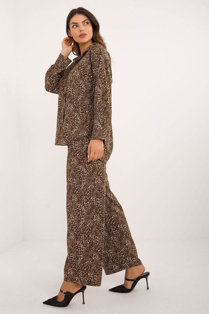 Women's Animal Motif Set with Button-Up Shirt and Wide-Leg Pants - Ludowika 