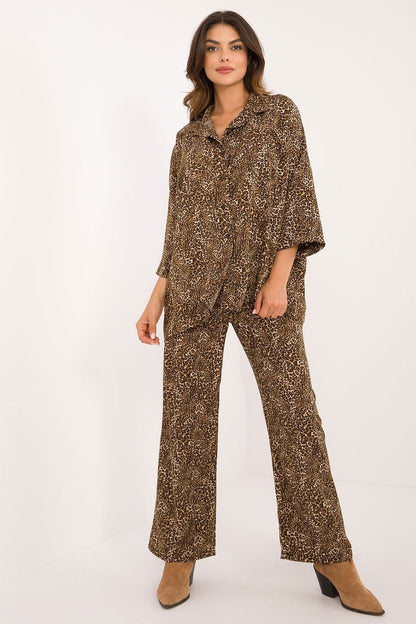 A casual shirt with 3/4 sleeves, buttoned and featuring a classic collar, paired with wide-legged pants with a high waist and animal print pattern, offering comfort and style for everyday occasions.