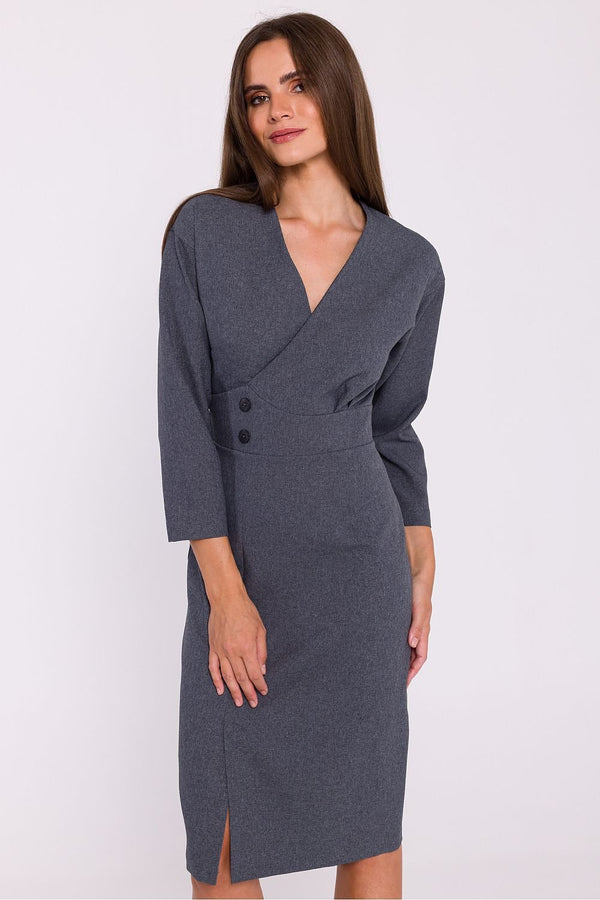 Robe coupe crayon avec encolure enveloppe et boutons décoratifs à la taille