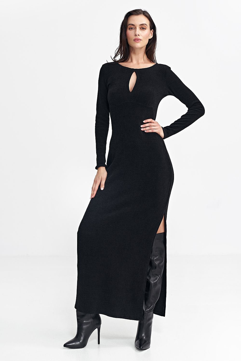 Fitted fit-and-flare dress made of ribbed knit fabric, featuring a round neckline with a subtle teardrop detail, long sleeves, and a maxi length. The cut under the bust accentuates the waist, while the side seam slit allows for ease of movement, making it perfect for both everyday and special occasions.






