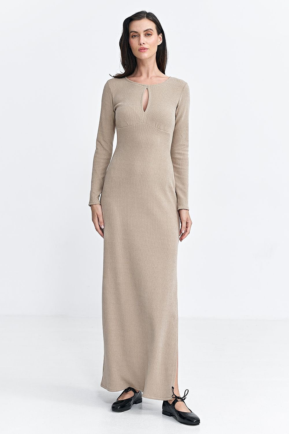 Fitted fit-and-flare dress made of ribbed knit fabric, featuring a round neckline with a subtle teardrop detail, long sleeves, and a maxi length. The cut under the bust accentuates the waist, while the side seam slit allows for ease of movement, making it perfect for both everyday and special occasions.






