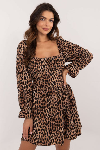  Stylish flared mini dress with long sleeves and an eye-catching animal print pattern. The square neckline highlights the neckline, while decorative creases accentuate the silhouette. Made from lightweight and durable polyester, this dress is perfect for both casual wear and more daring looks for special occasions.