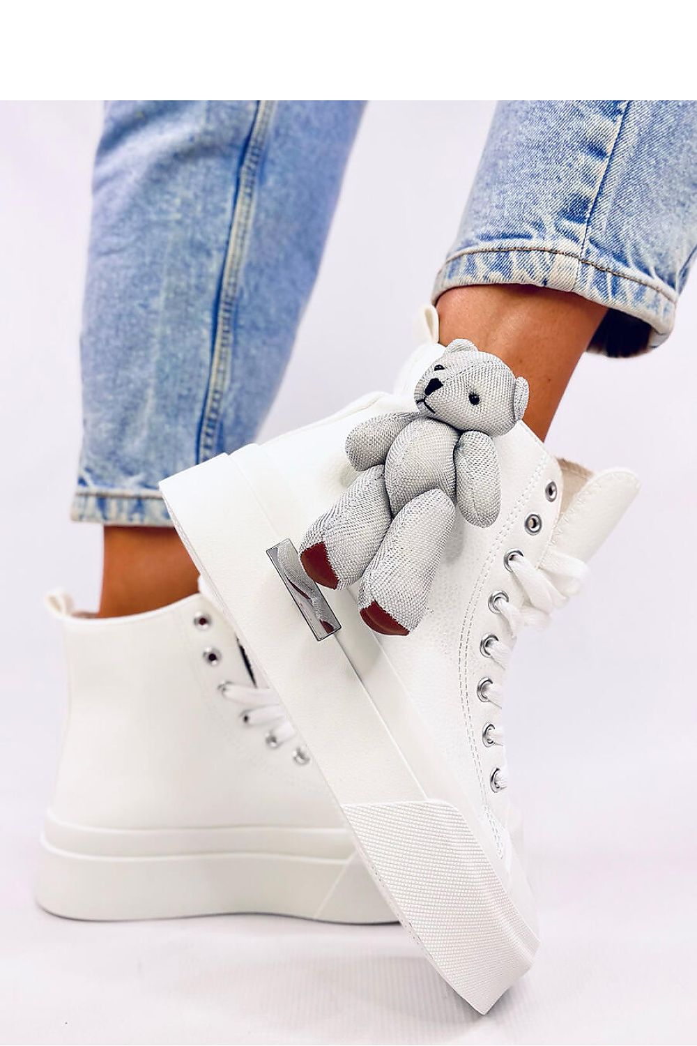 Trendy women's ankle sneakers with a classic cut, fashionable platform, and adorable teddy bear detail. Made from organic leather with a fabric-lined interior, these sneakers combine uniqueness and comfort to help you stand out this season. Perfect for those who love original, eye-catching designs.






