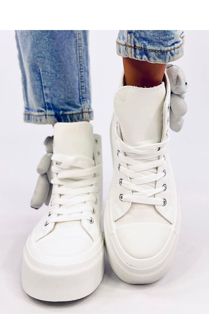 Trendy women's ankle sneakers with a classic cut, fashionable platform, and adorable teddy bear detail. Made from organic leather with a fabric-lined interior, these sneakers combine uniqueness and comfort to help you stand out this season. Perfect for those who love original, eye-catching designs.






