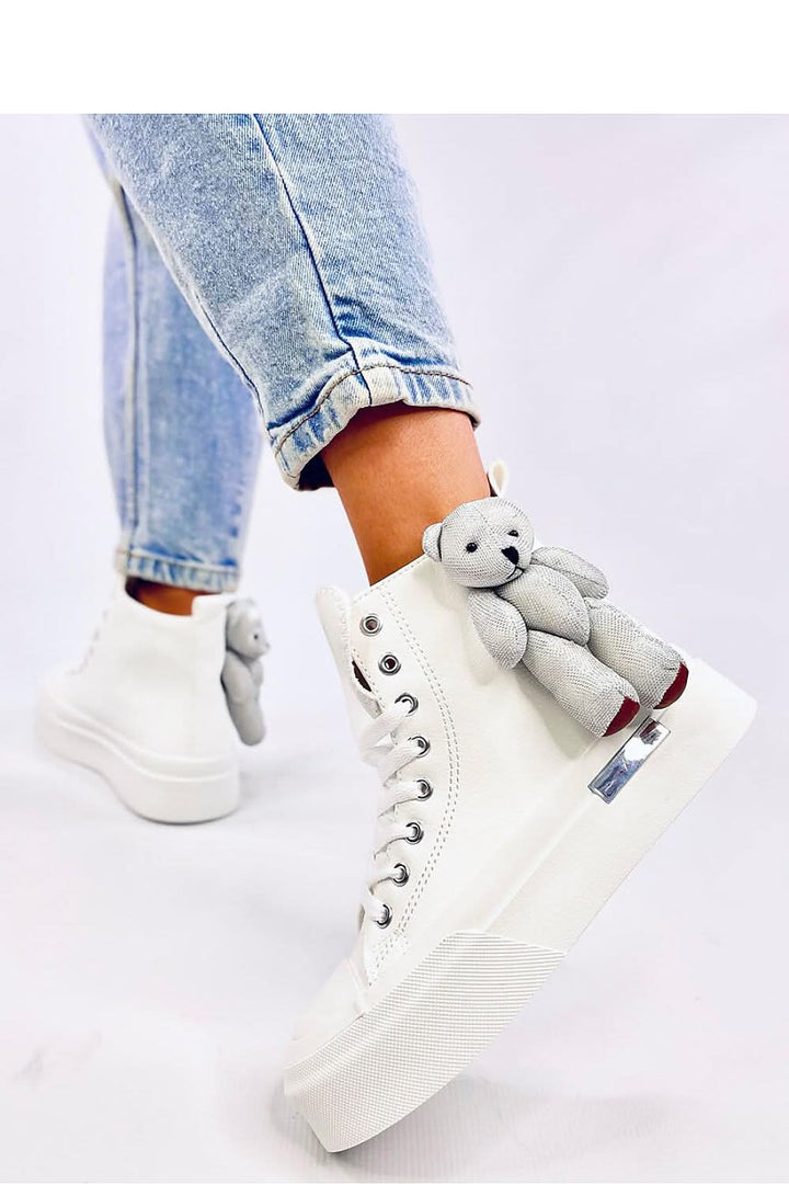 Trendy women's ankle sneakers with a classic cut, fashionable platform, and adorable teddy bear detail. Made from organic leather with a fabric-lined interior, these sneakers combine uniqueness and comfort to help you stand out this season. Perfect for those who love original, eye-catching designs.






