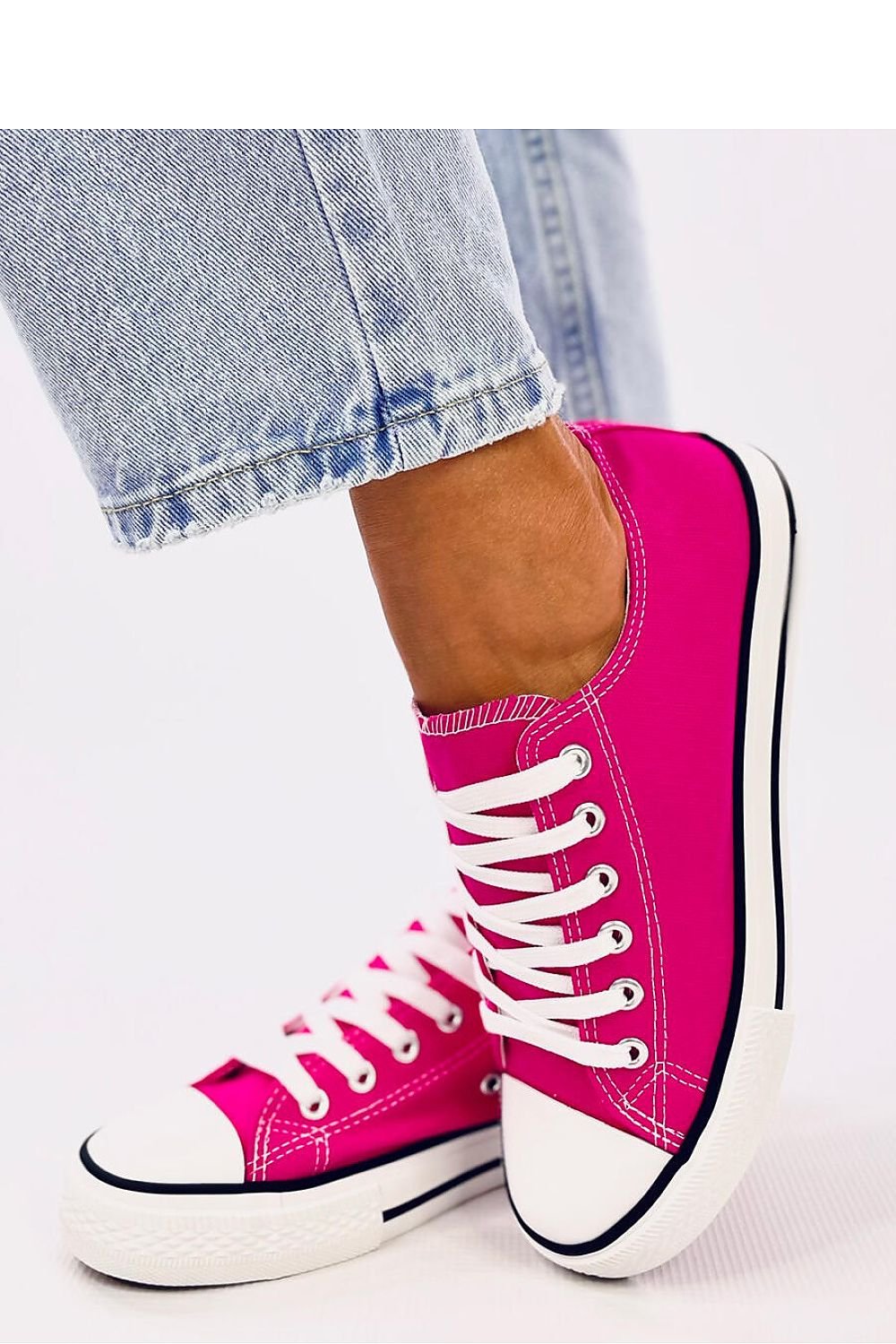 Timeless women's sneakers featuring a rubber sole and piping detail all around. Available in the season's trendiest colors, these sneakers offer both comfort and style. Made from fabric for a soft and breathable feel. Perfect for everyday wear.






