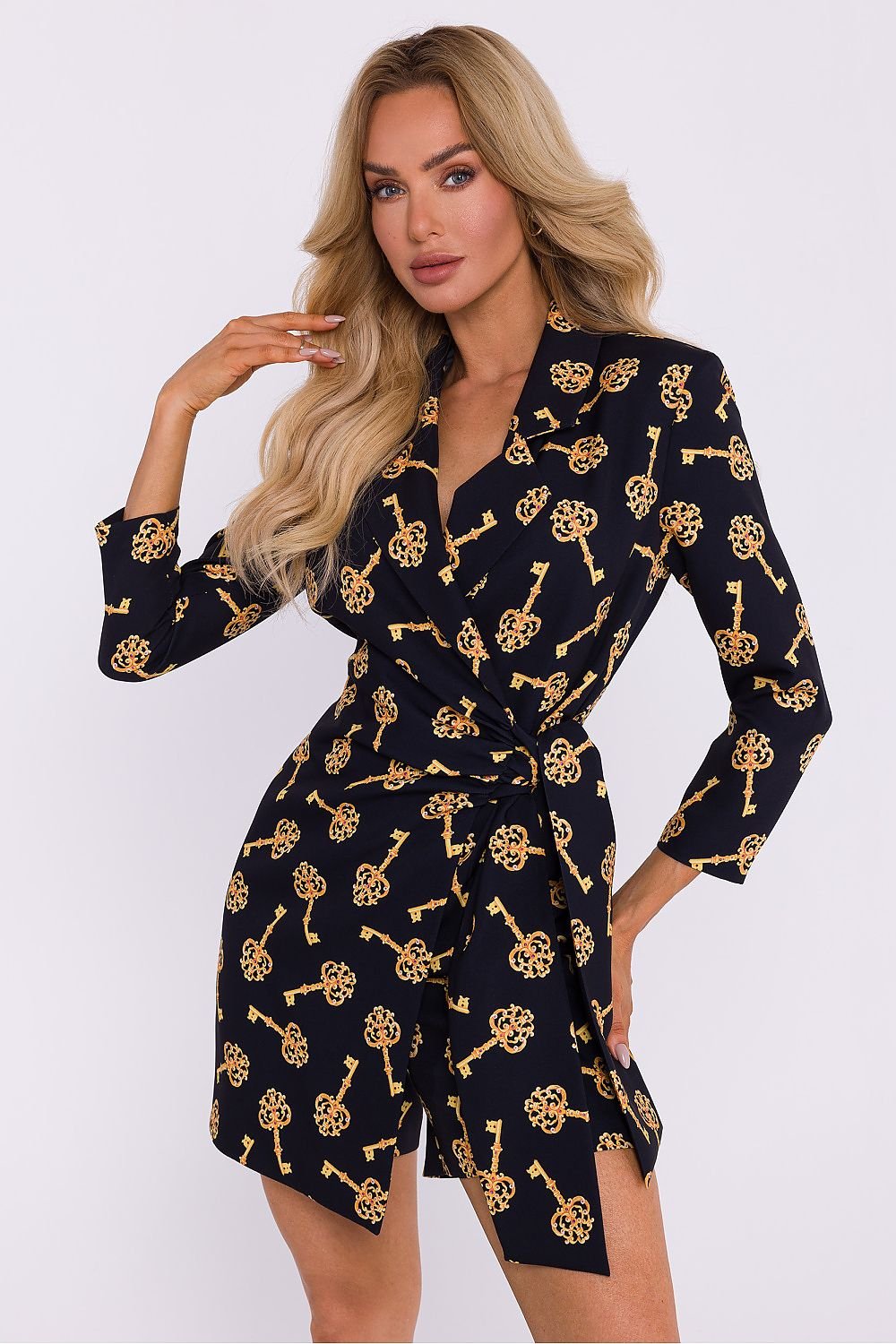 Elegant printed short jumpsuit featuring a stylish jacket collar, jacket-style front, adjustable side tie, and concealed zipper, crafted in Poland for comfort and sophistication.






